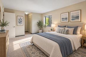 Pittsburgh apartment for rent - A bedroom with a large bed and a window.