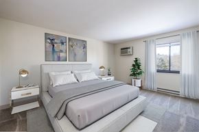 Pittsburgh apartment for rent - a bedroom with a bed and a window