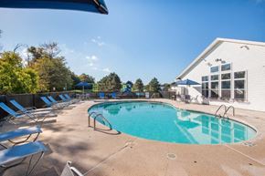 Hamburg apartment for rent - a resort style swimming pool with blue chairs around it