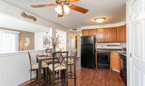 Hamburg apartment for rent - a kitchen and dining room with a table and chairs