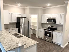 Bentonville townhouse for rent - B1 (1-car) Kitchen with pantry with built-in shelving, granite countertops, stainless steel appliances