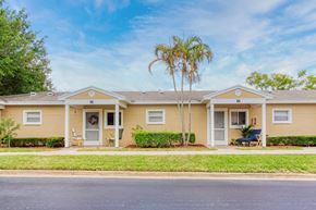 Jensen Beach apartment for rent - well-kept villas with shrubs and palm trees