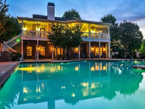 Greenville apartment for rent - Pool Cabana & Outdoor Entertainment Bar at Crestmont at Thornblade, Greenville, SC, 29615