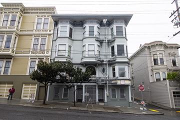 San Francisco apartment for rent - A large, multi-story building with a balcony on the second floor.
