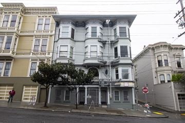 San Francisco apartment for rent - A large, multi-story building with a balcony on the second floor.