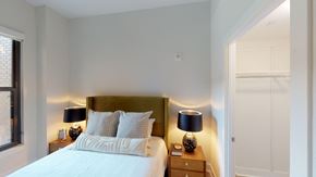 Washington apartment for rent - a bedroom with a bed and two lamps and a window