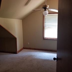 Jonesboro apartment for rent - A room with a carpeted floor and a ceiling fan.