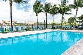 Hollywood apartment for rent - swimming pool with lake views at Crystal Lake Apartments