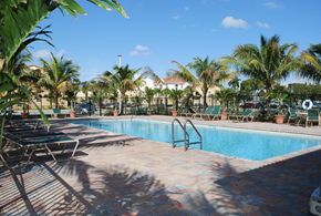 Hollywood apartment for rent - sparkling pool and sundeck at Crystal Lake in Hollywood, FL