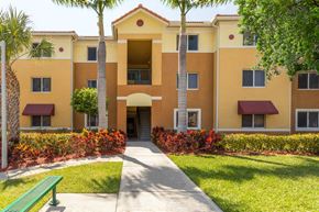 Deerfield Beach apartment for rent - well-kept sidewalks and walkways at Tallman pines I and II