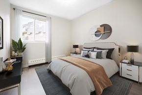 London apartment for rent - A bedroom with a large bed and a window.