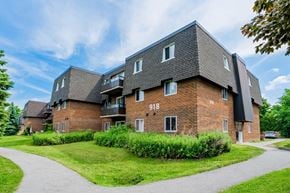 London apartment for rent - A large brick building with the number 918 on it.