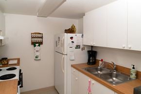 Venice apartment for rent - kitchen with white appliances and cabinetry