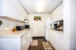 Fort Myers apartment for rent - kitchen with white cabinets and appliances at Villa Vincente