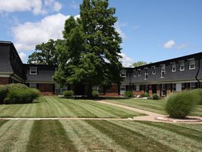 St. Charles townhouse for rent - the lawn in front of an apartment building