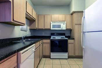 Fully equipped kitchen with garbage disposal