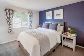 Toledo townhouse for rent - a bedroom with a bed and a window