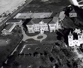 San Antonio apartment for rent - A black and white aerial view of a large building with a courtyard.