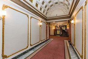 San Francisco apartment for rent - A hallway with a red carpet and gold trim.