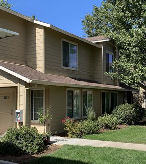 Penn Valley townhouse for rent - exterior building with landscape at COURTYARDS @ PENN VALLEY, PENN VALLEY, 95946