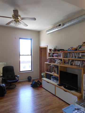 Chicago apartment for rent - a living room with a ceiling fan and a tv