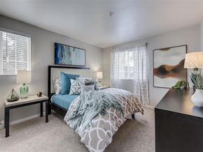 Kent apartment for rent - a bedroom with a bed and a table with lamps