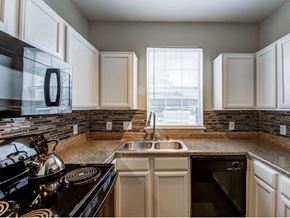 Dallas apartment for rent - Kitchens With White Cabinets