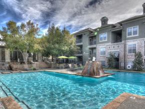 Dallas apartment for rent - Swimming pool with outdoor lounge chairs