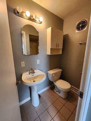 Munster house for rent - a bathroom with a sink toilet and a mirror