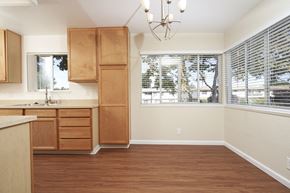 Mountain View apartment for rent - Kitchen and dining area