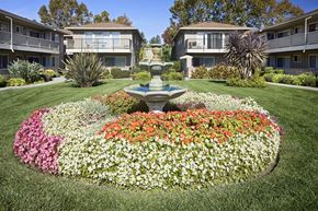 Mountain View apartment for rent - Courtyard with fountain