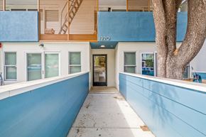 San Francisco apartment for rent - A building with the number 1920 on it.