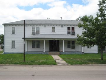 Kearney apartment for rent - an old on the side of a street