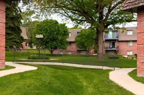 Omaha apartment for rent - Beautiful grounds and courtyards