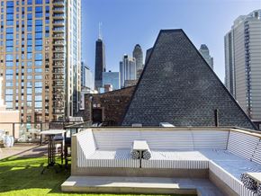 Chicago apartment for rent - the pool on the roof of the building has views of the city