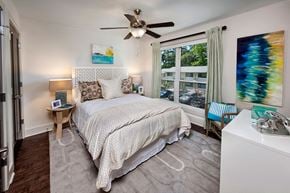 Atlanta apartment for rent - a bedroom with a bed and windows