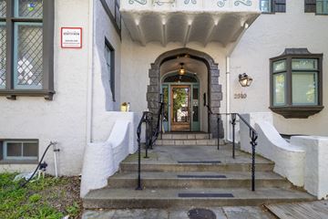 Alameda apartment for rent - A white building with a black door and a sign that says "No Parking".