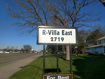 Kearney apartment for rent - a street sign that reads r villa east 2179