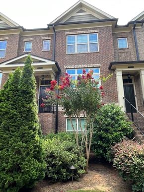 Atlanta house for rent - a house with a garden in front of it