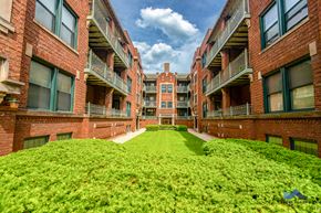 Chicago apartment for rent - the courtyard of an apartment building with green grass