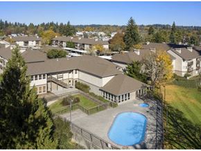 Gladstone apartment for rent - A large building with a pool in front of it.