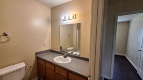 Lincoln apartment for rent - Hall Bathroom