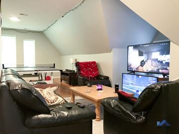 Chicago apartment for rent - a living room with leather couches and a flat screen tv