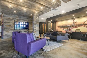 Atlanta apartment for rent - a living room with purple couches and a tv