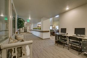 Eagle apartment for rent - Image of computers with seats and bench