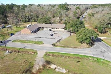 Central apartment for rent - an aerial view of a building and a parking lot
