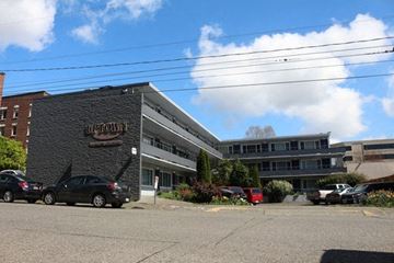 Kirkland apartment for rent - a large building with cars parked in front of it