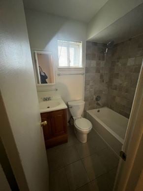 Arlington apartment for rent - A bathroom with a toilet, sink, and bathtub.