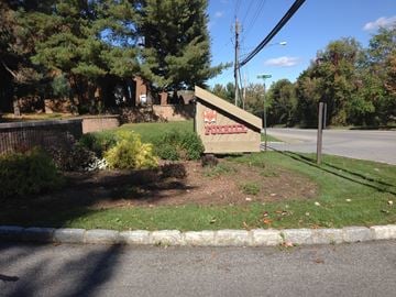 Poughkeepsie apartment for rent - A sign for a place called "Fondren" is on the side of a road.