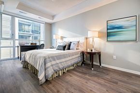 Hamilton apartment for rent - a bedroom with a bed and a window
